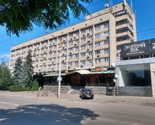 <p>Kramatorsk. Zamknięty hotel w centrum. Kilka dni po zrobieniu tego zdjęcia rosyjska rakieta trafiła w pizzerię obok hotelu. Zginęło 10 os&oacute;b</p>