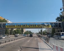 <p>Dnipro. Wielki plakat wzywający NATO do ochrony nieba nad Ukrainą</p>