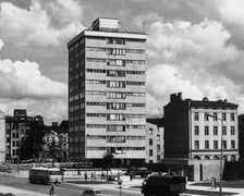 <p>Trzon Wisielca mieści klatkę schodową i szyb windy. Na każdym z 11 pięter mieszkalnych umieszczono 4 mieszkania - 2 M4 i 2 M5. Trzonolinowiec, zdjęcie z lat 60. XX w.&nbsp;</p>