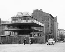 <p>Zdjęcie z lat 60. XX w. Linowiec budowano go od g&oacute;ry do dołu, czyli od najwyżej położonego piętra do pierwszej kondygnacji, zawieszonej nad otwartym parterem.</p>