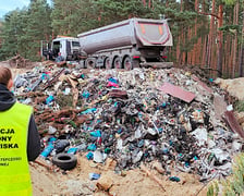 Nielegalne wysypisko śmieci pod Wołowem w okolicach Wrocławia