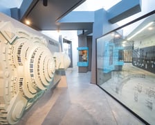Visitor Centre to turystyczna brama do Hali Stulecia oraz interaktywna, multimedialna wystawa przybliżająca zwiedzającym historię zabytku klasy UNESCO, jakim jest Hala Stulecia.