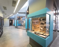 Visitor Centre to turystyczna brama do Hali Stulecia oraz interaktywna, multimedialna wystawa przybliżająca zwiedzającym historię zabytku klasy UNESCO, jakim jest Hala Stulecia.