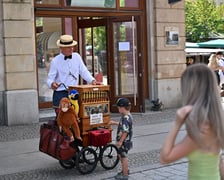 Nawet ponad 30-stopniowe upały nie zmniejszają atrakcyjności wrocławskiego Rynku. Jak zwykle tętni życiem.