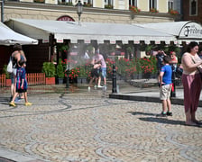 Nawet ponad 30-stopniowe upały nie zmniejszają atrakcyjności wrocławskiego Rynku. Jak zwykle tętni życiem.