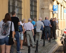 Kolejka pod wrocławskim oddziałem Narodowego Banku Polskiego