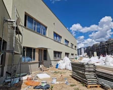 Szkoła i przedszkole przy ul. Cynamonowej w budowie, wakacje 2023