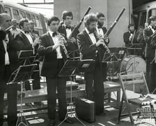 Muzycy z Opery Wrocławskiej, którzy zagrali 31 sierpnia 1980 r. dla strajkujących w zajezdni autobusowej nr VII przy ul. Grabiszyńskiej, ze zbiorów Ośrodka ?Pamięć i Przyszłość?,