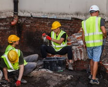 <p>Miejsce po dawnym pubie Kalogr&oacute;dek. Nieopodal znaleziono pozostałości po jednej z największych i najstarszych w Europie synagog</p>