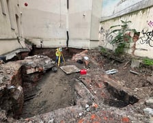 <p>Miejsce po dawnym pubie Kalogr&oacute;dek. Nieopodal znaleziono pozostałości po jednej z największych i najstarszych w Europie synagog</p>