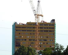 <p><strong>Poltegor</strong></p>
<p>ul. Powstańc&oacute;w Śląskich&nbsp;</p>
<p>Biurowiec powstał w 1982 roku i był w&oacute;wczas najwyższym budynkiem we Wrocławiu. Rozebrano go w 2007 roku. W jego miejscu powstał Sky Tower.</p>
<p>Na zdjęciu rozbi&oacute;rka biurowca.</p>