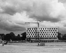 <p><strong>Hotel Panorama</strong></p>
<p>pl. Dominikański&nbsp;</p>
<p>Hotel zaczęto stawiać w&nbsp;1970 r. na &oacute;wczesnym placu Dzierżyńskiego (dziś Dominikański). Był pierwszym po wojnie wybudowanym całkowicie od podstaw hotelem we Wrocławiu. Siedem pięter, pokoje i apartamenty dla 220 gości i restauracja z najlepszymi w mieście kucharzami. Hotel przetrwał do 1999 r. Kupił go niemiecki koncern ECE i zaczął wyburzać. Rok p&oacute;źniej stanęła tam Galeria Dominikańska, a wraz z nią nowy hotel &ndash; Mercure-Panorama.</p>
<p>&nbsp;</p>