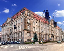 Gmach siedziby Dyrekcji Okręgu Telekomunikacji i Poczty Polskiej przy ul. Powstańców Śląskich 134-138. Budynek był wystawiony przez Orange na sprzedaż za blisko 40 mln zł.