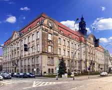Gmach siedziby Dyrekcji Okręgu Telekomunikacji i Poczty Polskiej przy ul. Powstańców Śląskich 134-138. Budynek był wystawiony przez Orange na sprzedaż za blisko 40 mln zł.