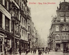 północna pierzeja Rynku (z lewej) oraz Kamienica Pod Złotym Psem (na wprost) na zdjęciu z lat 1900-1910