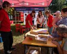 <p>Piknik sportowy przy ulicy Trwałej z okazji udostępnia mieszkańcom nowych kort&oacute;w tenisowych</p>