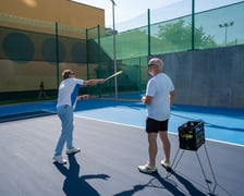 <p>Piknik sportowy przy ulicy Trwałej z okazji udostępnia mieszkańcom nowych kort&oacute;w tenisowych</p>