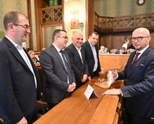 Kobiety i mężczyźni na sesji Rady Miejskiej Wrocławia, 14 lipca