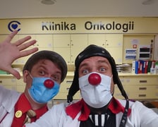 <p>Klowni medyczni Z Fundacji Czerwone Noski podczas pracy, ktora polega na&nbsp;rozweselaniu dzieci w szpitalu</p>