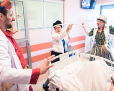 <p>Klowni medyczni Z Fundacji Czerwone Noski podczas pracy, ktora polega na&nbsp;rozweselaniu dzieci w szpitalu</p>