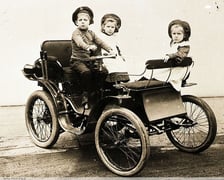 Pojazd firmy Otto Beckmann & Co, Automobil-Fabrik. Na zdjęciu Otto (junior), Erna oraz Ilse Beckmann - dzieci właściciela firmy