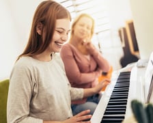 <h2>Korepetycje z muzyki Wrocław 2025. Jakie ceny?</h2>
<ul>
<li>nauka gry na gitarze u nauczyciela i online 50-90 zł</li>
<li>nauka gry na pianinie u nauczyciele i online 60-120 zł</li>
<li>nauka gry na saksofonie u nauczyciela i online 50-180 zł</li>
</ul>