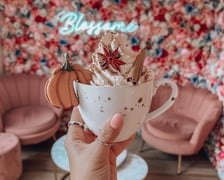 <p><strong>Blossome Cafe</strong></p>
<p>Dyniową latte wypijecie w r&oacute;żowej kawiarni pełnej kwiat&oacute;w i uroczych dodatk&oacute;w &ndash; Blossome Cafe.&nbsp;To prawdziwa instafriendly miejsc&oacute;wka, kt&oacute;ra znajduje się w samym centrum miasta!</p>
<p>Piernik w kształcie dyni na kubek, kt&oacute;ry widać na zdjęciu zakupuje się osobno.&nbsp;Dyniowe latte to cena 20 zł, a piernik dynia to 15 zł.&nbsp;</p>
<ul>
<li>Adres: Rynek 2/1a 9-21 oraz Rychtalska 11/LU 6</li>
<li>Godziny otwarcia: od poniedziałku do piątku w godz. 9:00-21:00 (Rynek) i 9:00-20:00 (Rychtalska); w weekendy 9:30-20:00</li>
</ul>