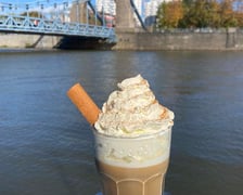 <p><strong>Odra Cafe</strong></p>
<p>Dyniową latte z pięknym widokiem na rzekę wypijecie w klimatycznej kawiarence w Odra Centrum, tuż przy Moście Grunwaldzkim. Jej cena wynosi 21 zł.</p>
<p>Nowością w menu jest r&oacute;wnież affogato, czyli kawa z lodami oraz imbirowy shot na odporność &ndash; idealny na jesienny sezon!</p>
<ul>
<li>Adres:&nbsp;Wybrzeże Słowackiego 5B</li>
<li>Godzina: od poniedziałku do czwartku w godz. 10:00-21:00; piątek i sobota w godz. 10:00-22:00; niedziela 10:00-21:00</li>
</ul>