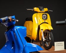 Na zdjęciu elektryczny skuter koloru żółtego firmy Govecs