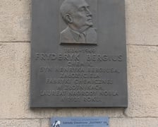 Tablica pamiątkowa poświęcona Fryderykowi Bergiusowi, odsłonięta w 2002 roku na elewacji budynku A-2 w kampusie Politechniki Wrocławskiej