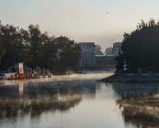 Piękne widoki w zamglony poranek
