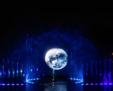 Nocny pokaz Fontanny Multimedialnej na zakończenie sezonu.