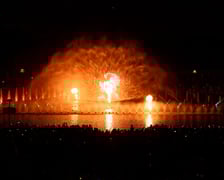 Nocny pokaz Fontanny Multimedialnej na zakończenie sezonu.