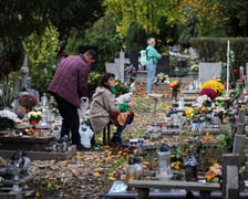 <p>Ostatnie przygotowania do dnia Wszystkich Świętych na cmentarzu Osobowickim</p>