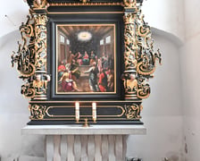 <p>Kwiaty przed ołtarzem w kaplicy rajc&oacute;w</p>