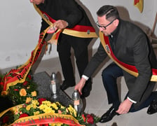 <p>Radni Wrocławia z przewodniczącym Sergiuszem Kmiecikiem (z prawej) składają znicze w kaplicy rajc&oacute;w</p>