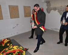 <p>Radni Wrocławia z przewodniczącym Sergiuszem Kmiecikiem (w środku) składają znicze w kaplicy rajc&oacute;w</p>