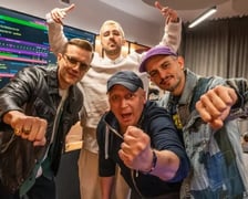 Tegoroczny skład Orkiestry Męskie Granie 2023 (Mrozu, Igo i Vito Bambino) z Piotrem Stelmachem podczas spotkania w studiu Radia 357.
