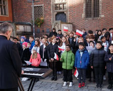 105 dzieci z 23 krajów, na co dzień uczą się w szkole American School of Wroclaw. Zaśpiewały hymn Polski z okazji 105. Rocznicy Niepodległości pod pręgierzem na wrocławskim rynku