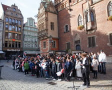 105 dzieci z 23 krajów, na co dzień uczą się w szkole American School of Wroclaw. Zaśpiewały hymn Polski z okazji 105. Rocznicy Niepodległości pod pręgierzem na wrocławskim rynku