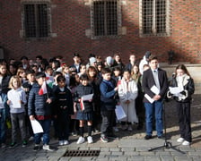 105 dzieci z 23 krajów, na co dzień uczą się w szkole American School of Wroclaw. Zaśpiewały hymn Polski z okazji 105. Rocznicy Niepodległości pod pręgierzem na wrocławskim rynku