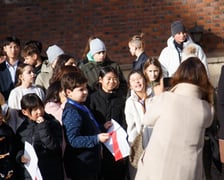 105 dzieci z 23 krajów, na co dzień uczą się w szkole American School of Wroclaw. Zaśpiewały hymn Polski z okazji 105. Rocznicy Niepodległości pod pręgierzem na wrocławskim rynku