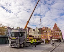 Budowa jarmarku na wrocławskim Rynku