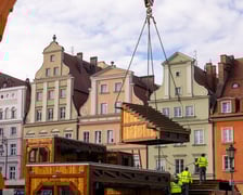 Budowa jarmarku na wrocławskim Rynku