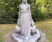 Los – rzeźba Hugo Lederera z około 1905 roku, znajdująca się w Hamburgu. Pierwotnie stała na prywatnej posesji. Dom został zniszczony podczas bombardowania w 1943 roku, rzeźba przetrwała. Obecnie stoi na jednym z hamburskich cmentarzy.