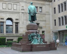 Pomnik Bismarcka w Wuppertalu autorstwa Hugo Lederera z 1900 roku. Pierwotnie stał przed ratuszem w Barmen. Jesienią 1921 przeniesiony został na Geschwister-Scholl-Platz, gdzie stoi do dziś. 1 sierpnia 1929 Barmen stało się częścią nowego miasta – Wuppertalu.