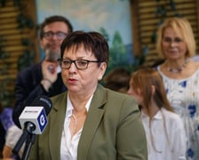 Dzieci z SP4 podczas kiermaszu zorganizowanego na rzecz akcji charytatywnej Aniołkowe Granie