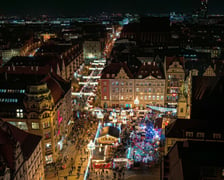 Jarmark Bożonarodzeniowy we Wrocławiu na zdjęciach z drona