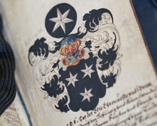 <p class="MsoNormal">Turecki rękopis z XVI wieku, herb donatora&nbsp;Fridricha von Schliewitza wykonany przez wrocławskiego artystę Matthiasa Heintzego</p>