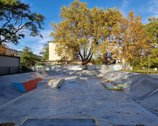 Skatepark znajduje się pomiędzy ulicami Rękodzielniczą, Tkacką i Górniczą